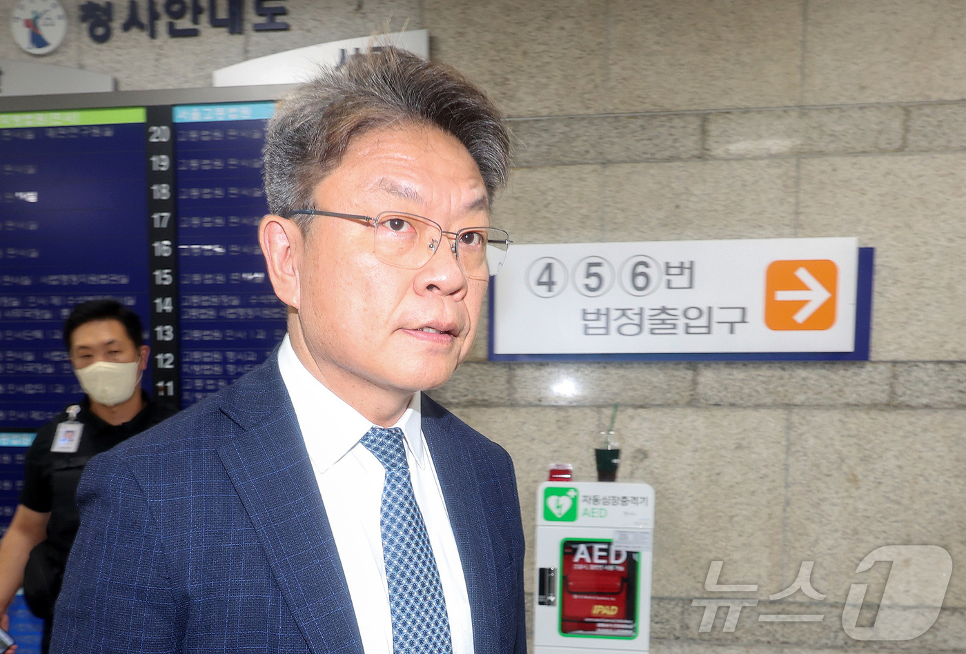(서울=뉴스1) 김성진 기자 = '순직 해병 사건 수사 외압 의혹'과 관련해 수사 비밀을 누설한 의혹을 받는 이시원 전 대통령실 공직기강비서관이 15일 서울 서초구 서울중앙지방법원 …