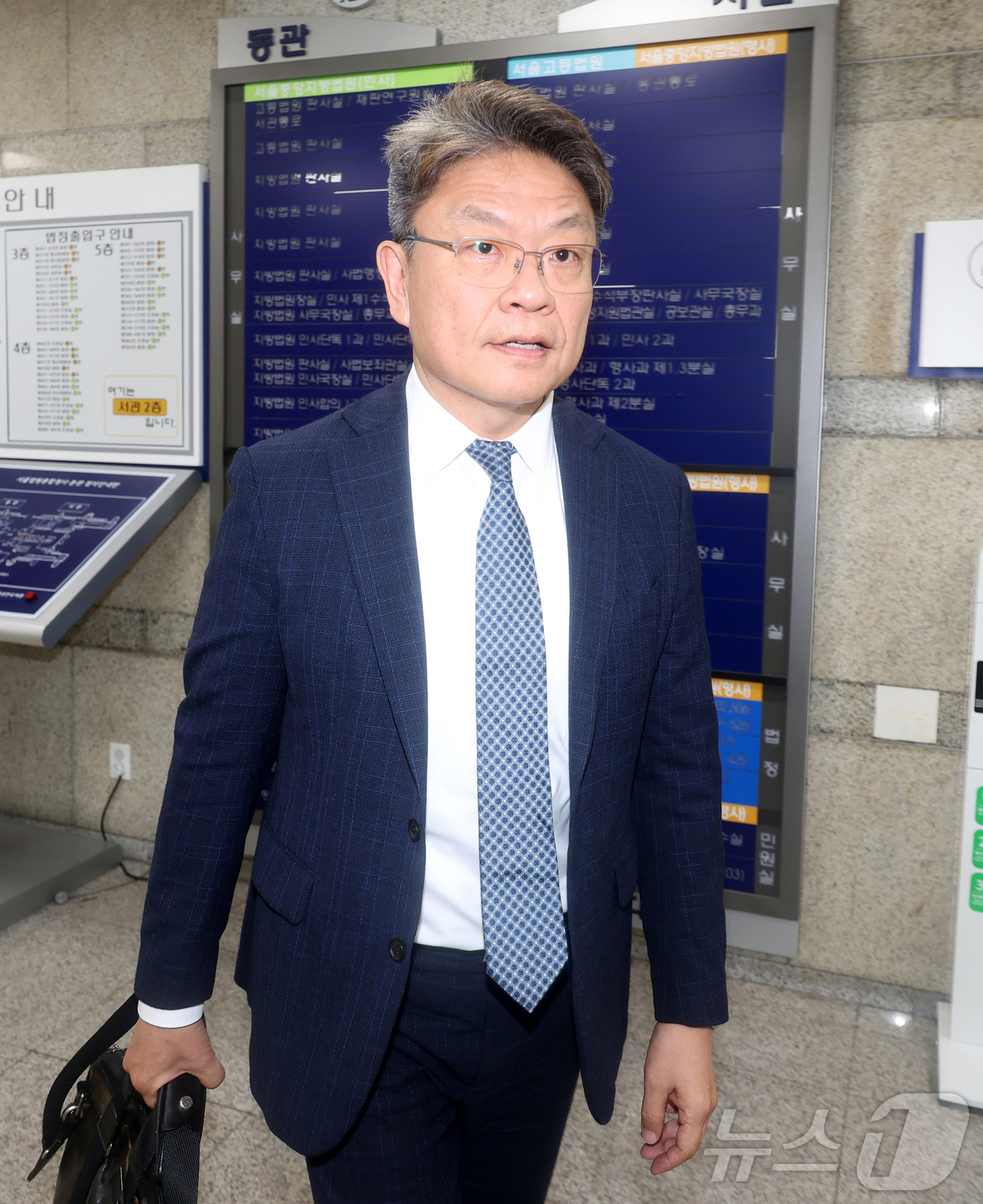 (서울=뉴스1) 김성진 기자 = '순직 해병 사건 수사 외압 의혹'과 관련해 수사 비밀을 누설한 의혹을 받는 이시원 전 대통령실 공직기강비서관이 15일 서울 서초구 서울중앙지방법원 …
