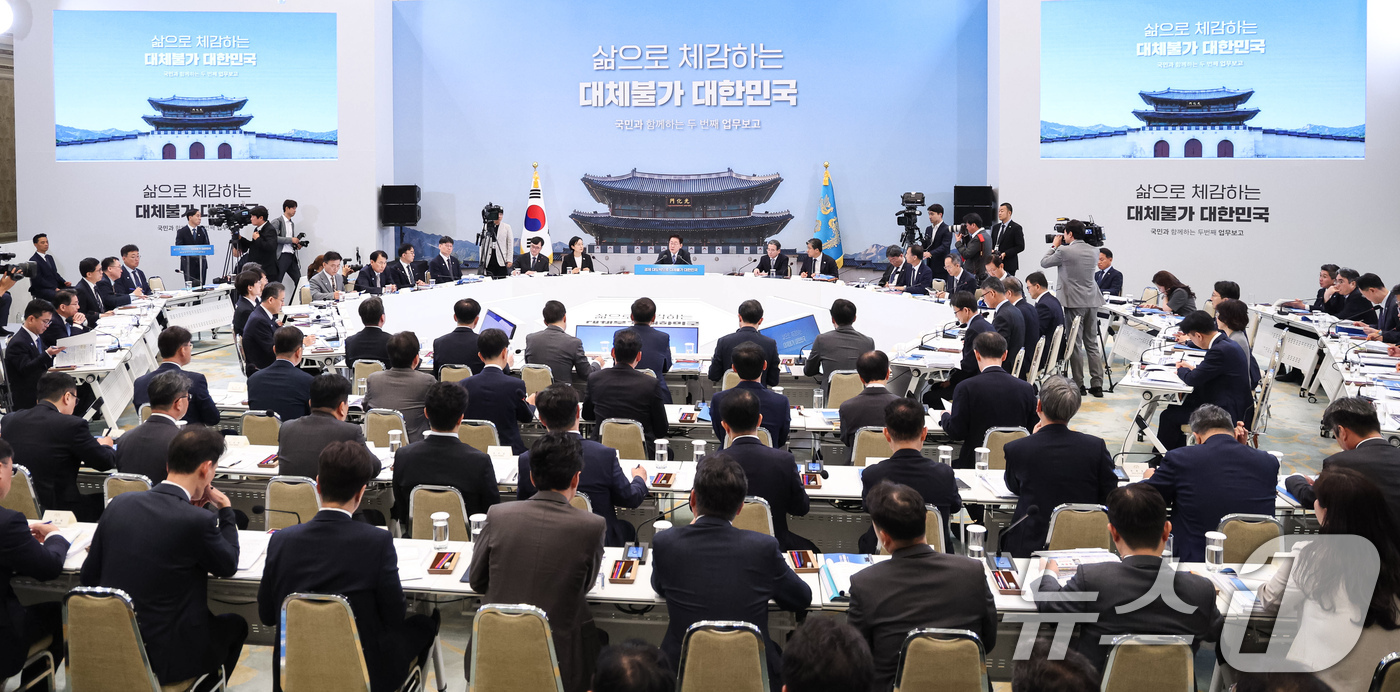 (서울=뉴스1) 허경 기자 = 이재명 대통령이 15일 청와대 영빈관에서 열린 재정경제부, 국가데이터처, 금융위원회, 기획예산처 업무보고에서 발언하고 있다. 2026.7.15/뉴스1 …