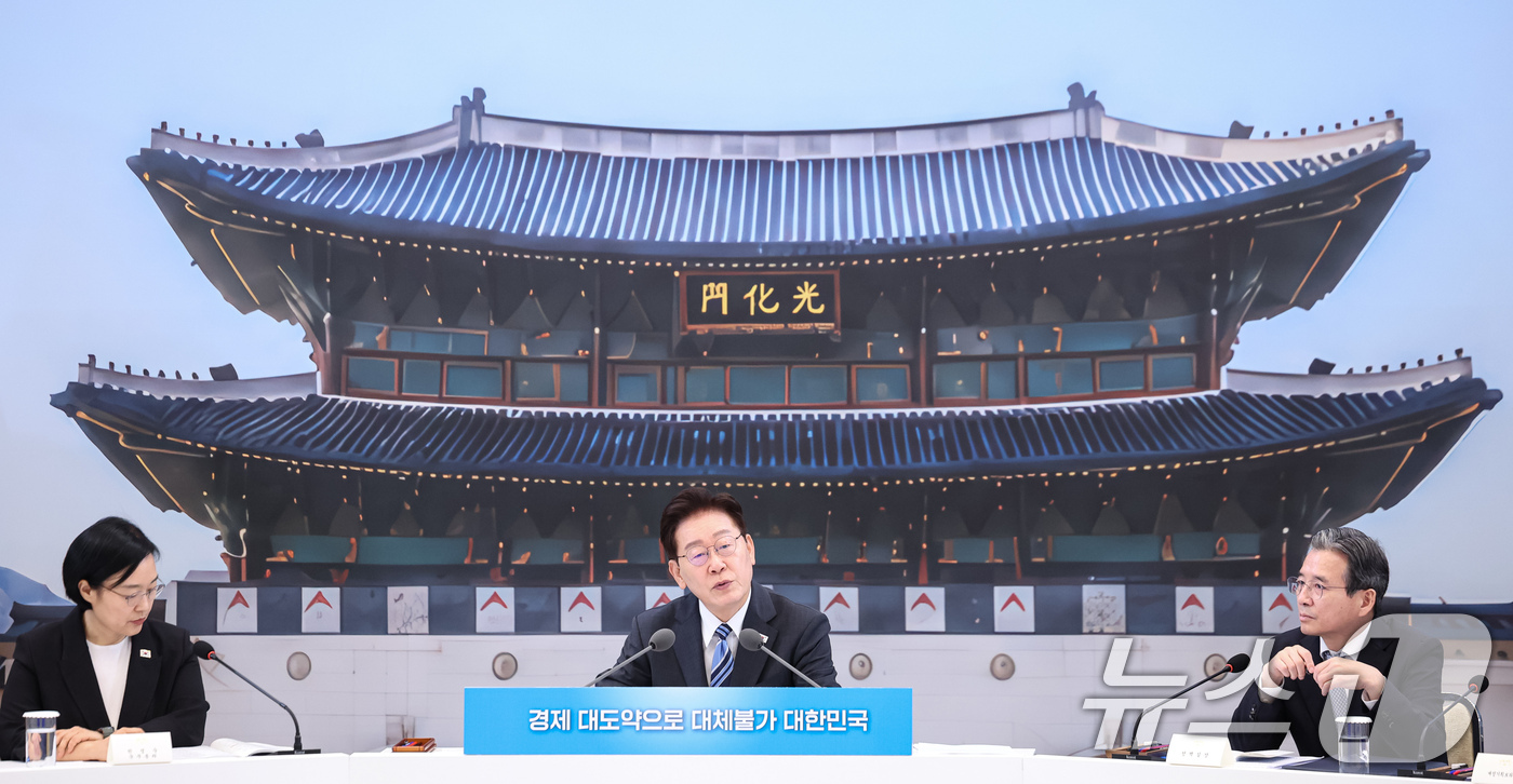 (서울=뉴스1) 허경 기자 = 이재명 대통령이 15일 청와대 영빈관에서 열린 재정경제부, 국가데이터처, 금융위원회, 기획예산처 업무보고에서 발언하고 있다. 2026.7.15/뉴스1 …