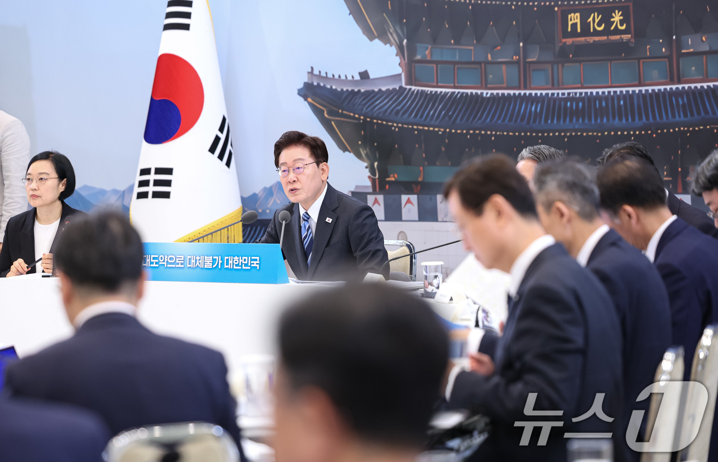 (서울=뉴스1) 허경 기자 = 이재명 대통령이 15일 청와대 영빈관에서 열린 재정경제부, 국가데이터처, 금융위원회, 기획예산처 업무보고에서 발언하고 있다. 2026.7.15/뉴스1 …