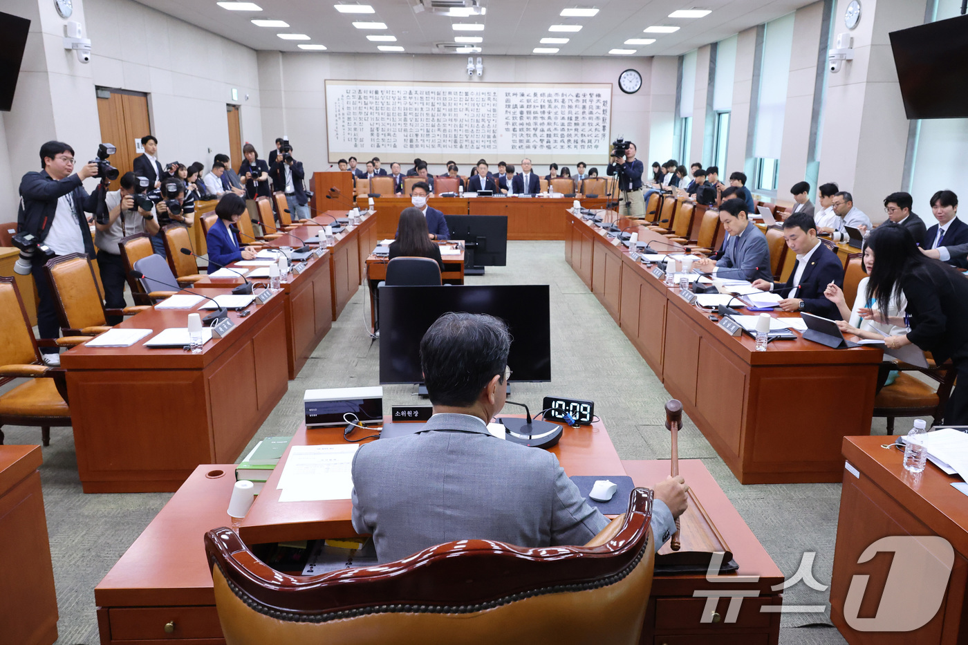 (서울=뉴스1) 신웅수 기자 = 김승원 소위원장이 15일 서울 여의도 국회에서 열린 법제사법위원회 법안심사제1소위원회에서 의사봉을 두드리고 있다. 2026.7.15/뉴스1