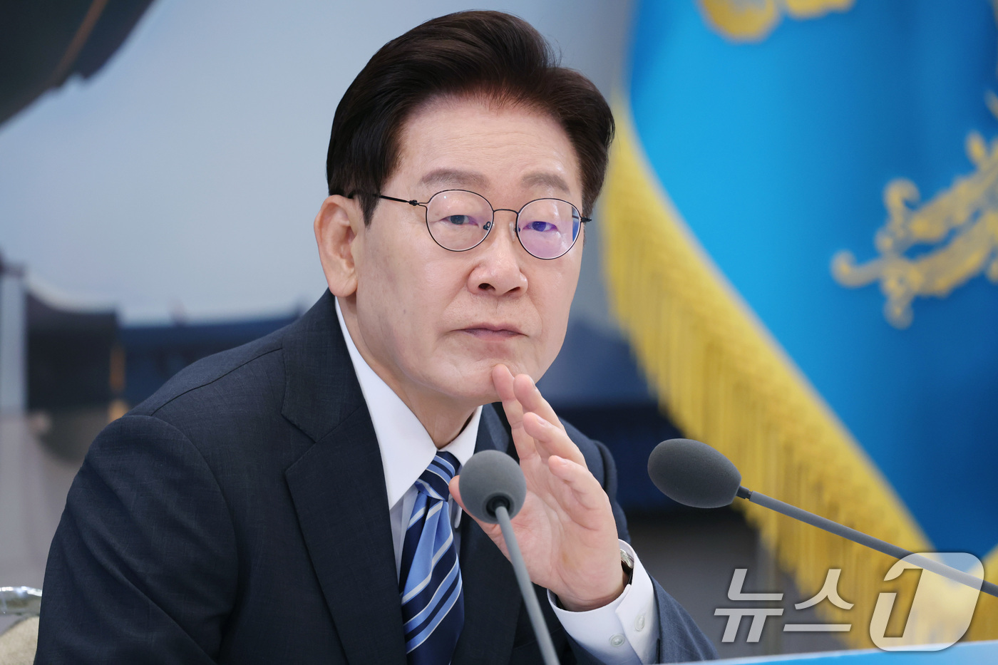 (서울=뉴스1) 허경 기자 = 이재명 대통령이 15일 청와대 영빈관에서 열린 재정경제부, 국가데이터처, 금융위원회, 기획예산처 업무보고에서 구윤철 부총리 겸 재정경제부 장관의 발언 …