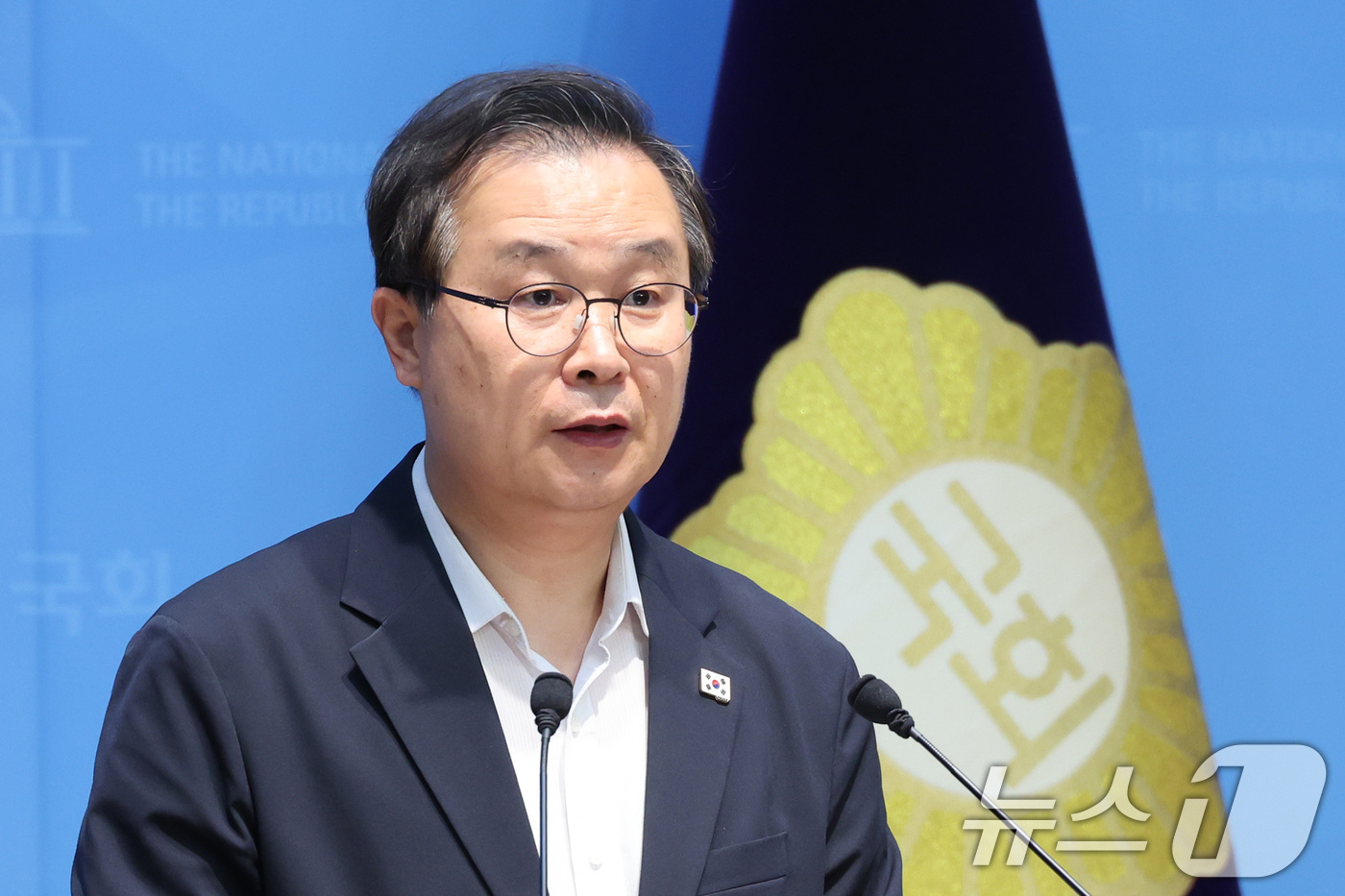 (서울=뉴스1) 신웅수 기자 = 이건태 더불어민주당 의원이 15일 서울 여의도 국회 소통관에서 정치 현안 관련 기자회견을 하고 있다. 2026.7.15/뉴스1