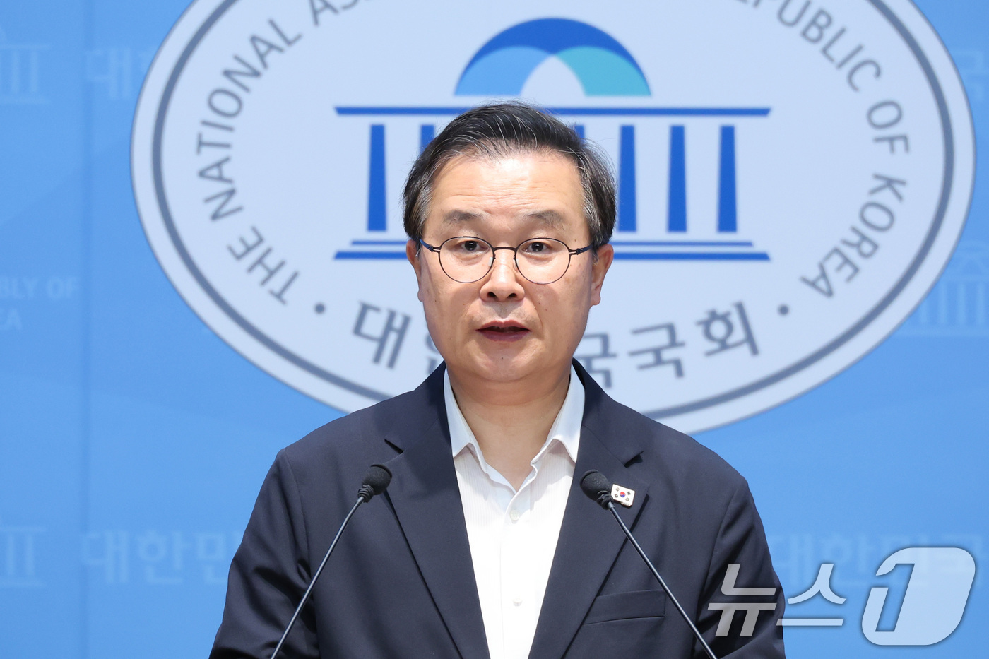 (서울=뉴스1) 신웅수 기자 = 이건태 더불어민주당 의원이 15일 서울 여의도 국회 소통관에서 정치 현안 관련 기자회견을 하고 있다. 2026.7.15/뉴스1