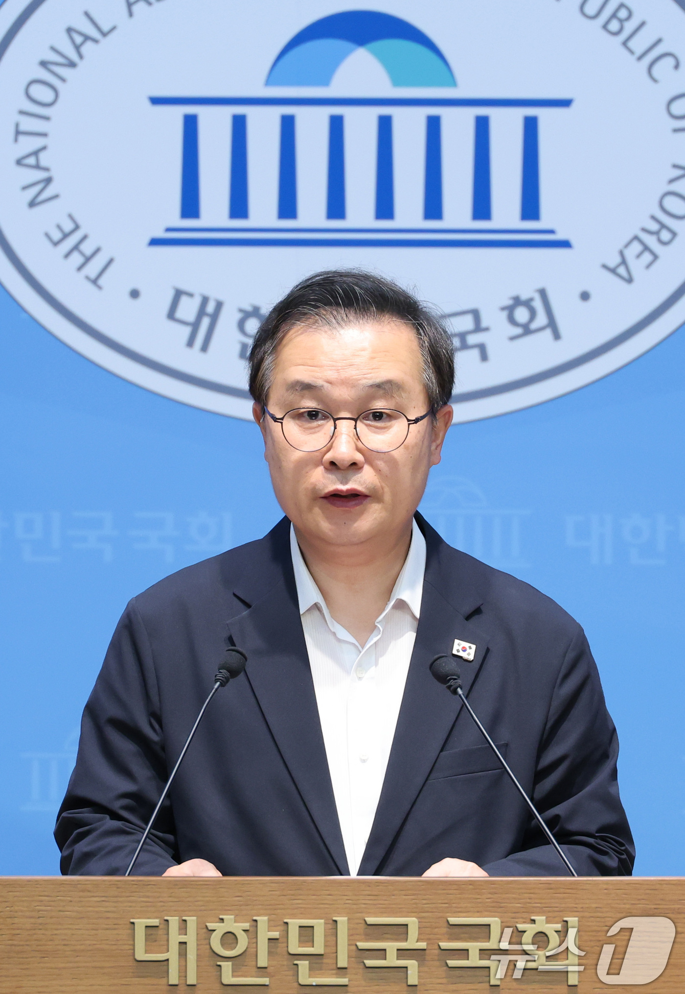 (서울=뉴스1) 신웅수 기자 = 이건태 더불어민주당 의원이 15일 서울 여의도 국회 소통관에서 정치 현안 관련 기자회견을 하고 있다. 2026.7.15/뉴스1