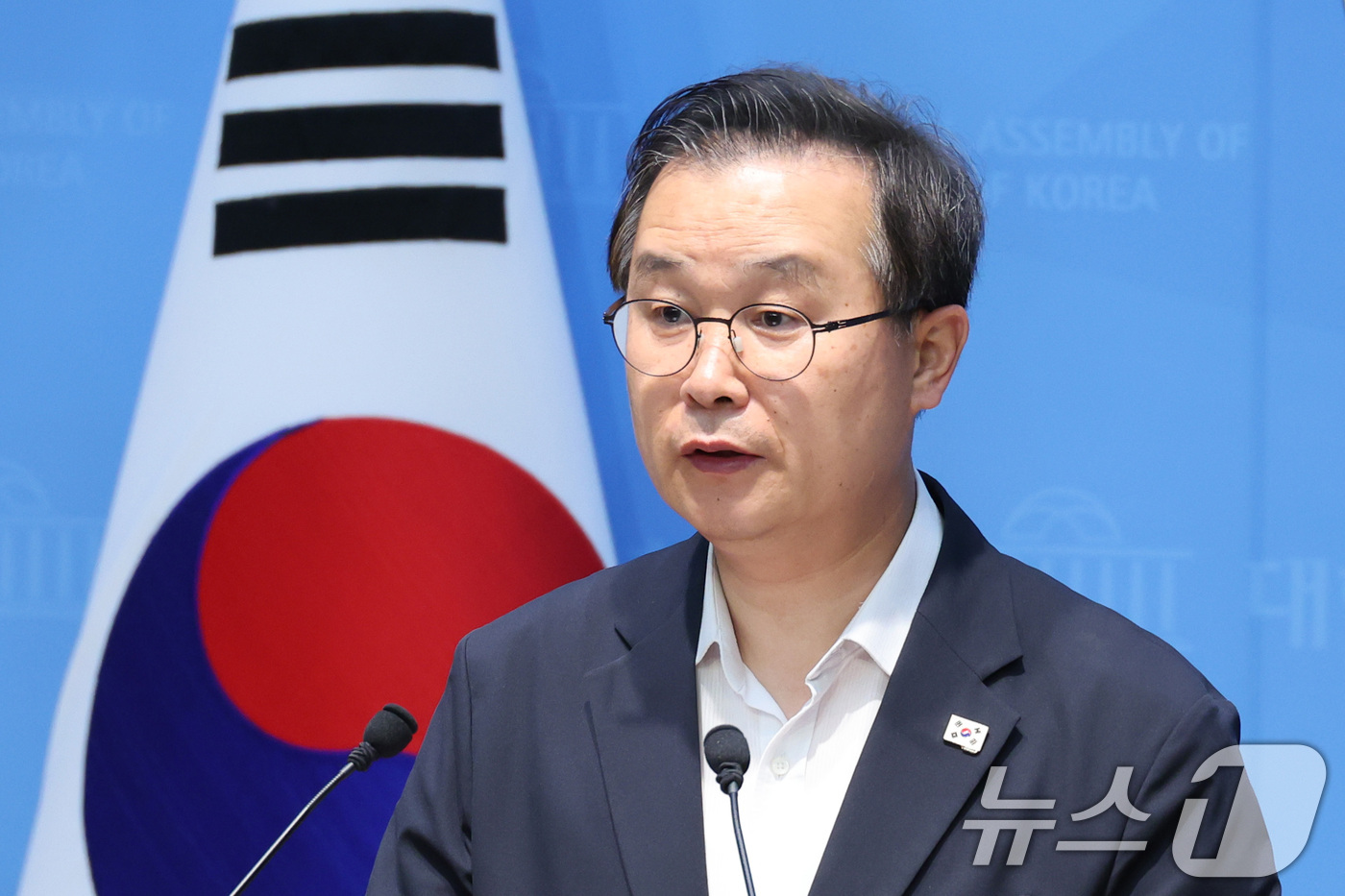 (서울=뉴스1) 신웅수 기자 = 이건태 더불어민주당 의원이 15일 서울 여의도 국회 소통관에서 정치 현안 관련 기자회견을 하고 있다. 2026.7.15/뉴스1