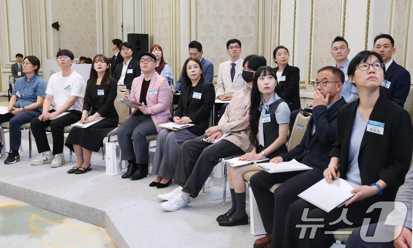 (서울=뉴스1) 허경 기자 = 15일 청와대 영빈관에서 열린 재정경제부, 국가데이터처, 금융위원회, 기획예산처 업무보고에서 국민참여단이 구윤철 부총리 겸 재정경제부 장관의 발언을 …