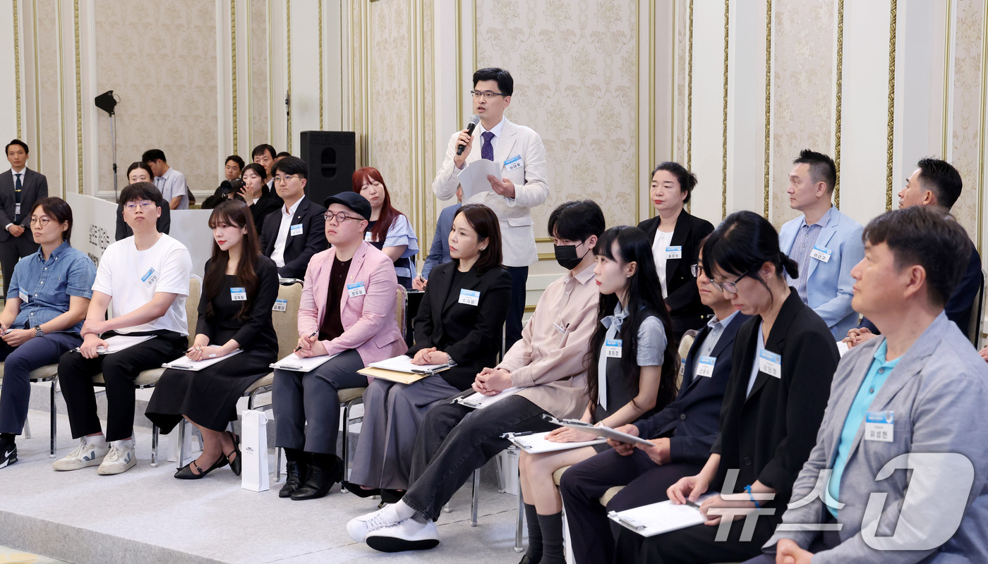 (서울=뉴스1) 허경 기자 = 15일 청와대 영빈관에서 열린 재정경제부, 국가데이터처, 금융위원회, 기획예산처 업무보고에서 국민참여단이 발언을 하고 있다. 2026.7.15/뉴스1 …