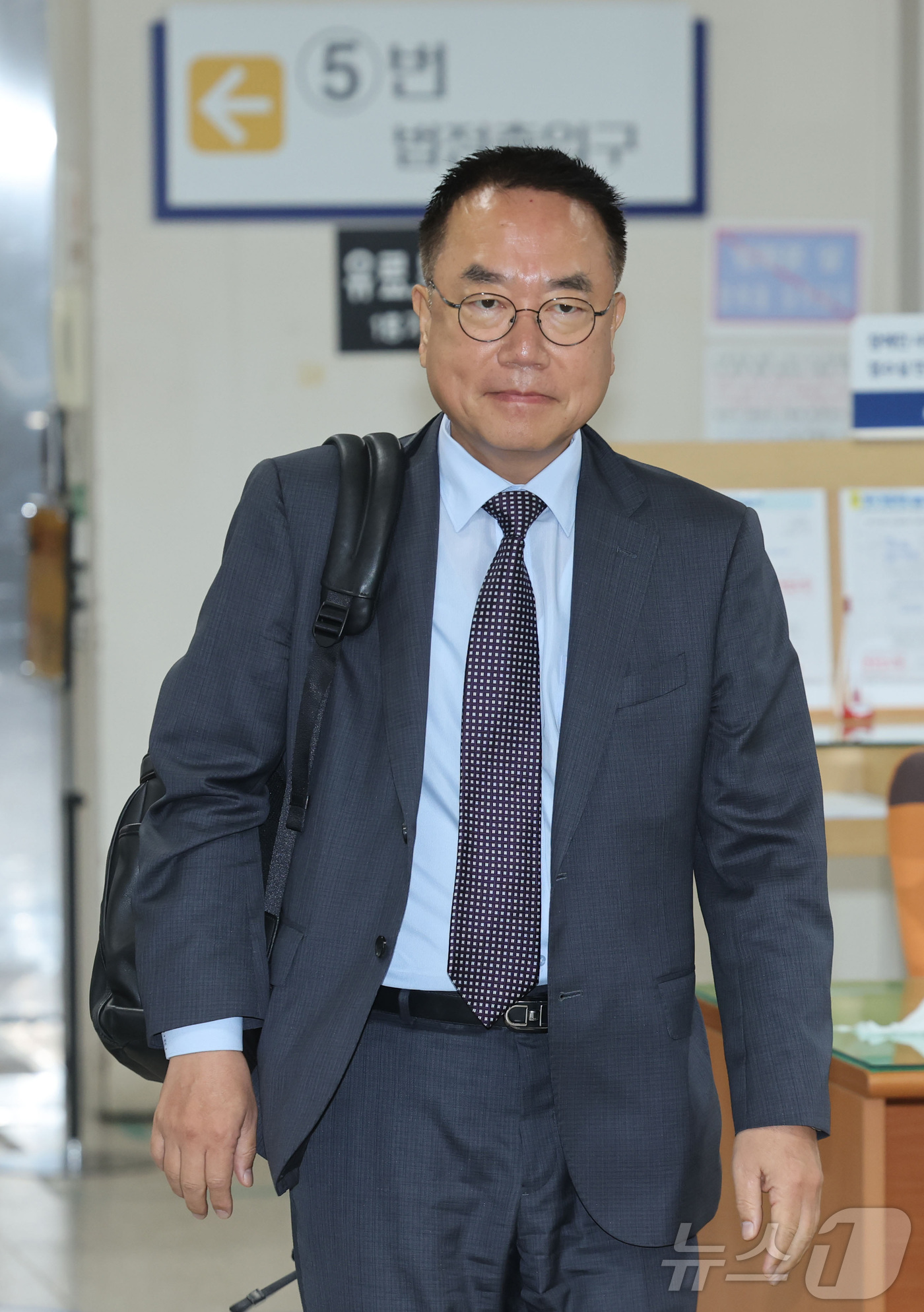 (서울=뉴스1) 김성진 기자 = 서범수 국민의힘 의원이 15일 서울 서초구 서울중앙지방법원에서 열린 추경호 대구시장의 내란중요임무종사 혐의 7차 공판에 증인 신분으로 출석하고 있다 …