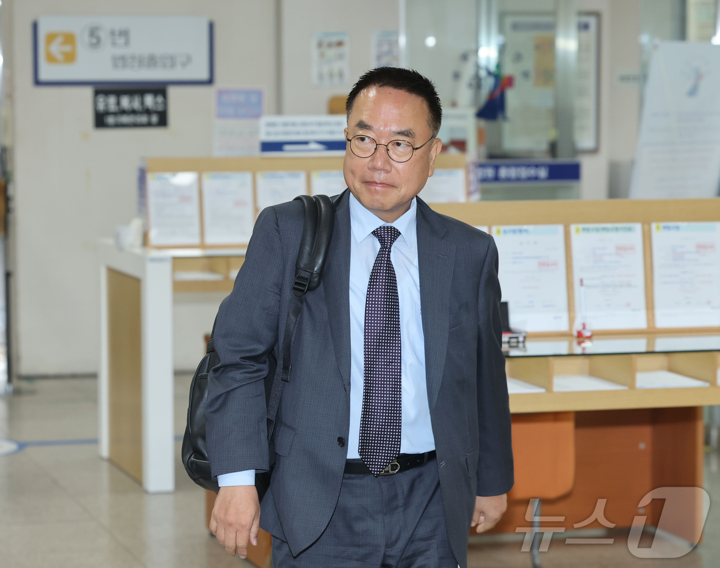 (서울=뉴스1) 김성진 기자 = 서범수 국민의힘 의원이 15일 서울 서초구 서울중앙지방법원에서 열린 추경호 대구시장의 내란중요임무종사 혐의 7차 공판에 증인 신분으로 출석하고 있다 …