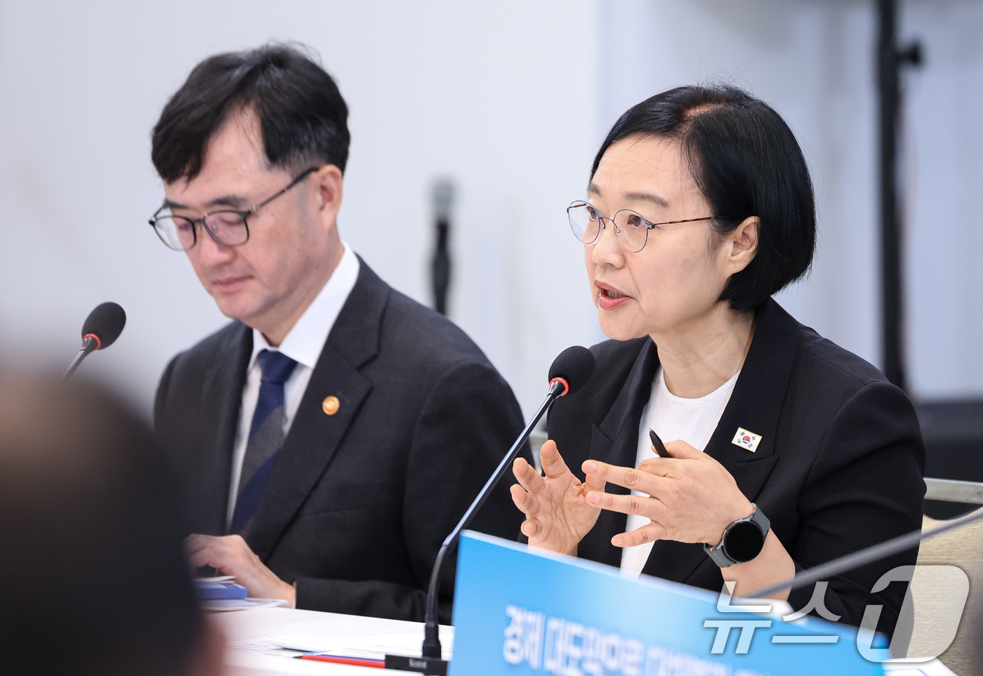 (서울=뉴스1) 허경 기자 = 한성숙 국무총리가 15일 청와대 영빈관에서 열린 재정경제부, 국가데이터처, 금융위원회, 기획예산처 업무보고에서 발언하고 있다. 2026.7.15/뉴스 …