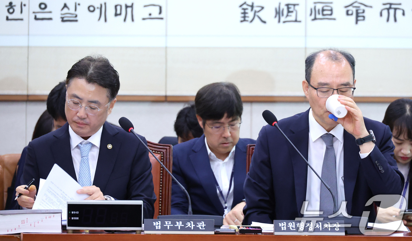 (서울=뉴스1) 신웅수 기자 = 이진수 법무부 차관과 기우종 법원행정처 차장이 15일 서울 여의도 국회에서 열린 법제사법위원회 법안심사제1소위원회에서 자료를 살펴보고 있다. 202 …
