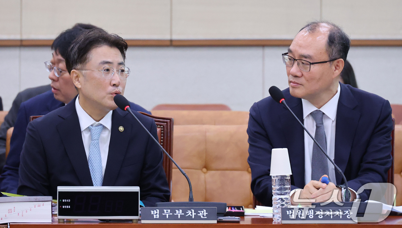 (서울=뉴스1) 신웅수 기자 = 이진수 법무부 차관과 기우종 법원행정처 차장이 15일 서울 여의도 국회에서 열린 법제사법위원회 법안심사제1소위원회에서 대화하고 있다. 2026.7. …