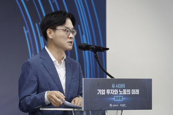 "中은 일요일 하루 쉰다"…김정관 "주52시간 손봐야 경쟁력 산다"