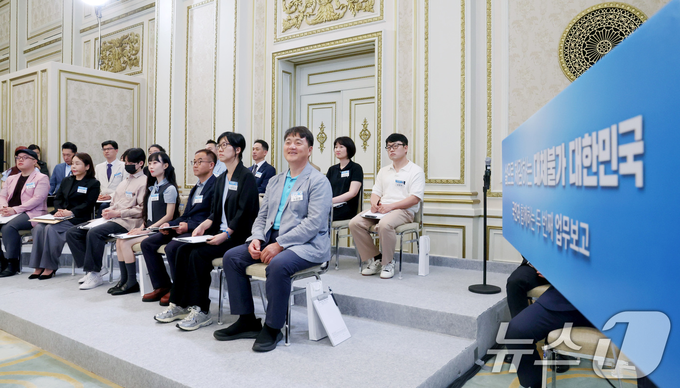 (서울=뉴스1) 허경 기자 = 15일 청와대 영빈관에서 열린 재정경제부, 국가데이터처, 금융위원회, 기획예산처 업무보고에서 국민참여단이 구윤철 부총리 겸 재정경제부 장관의 발언을 …
