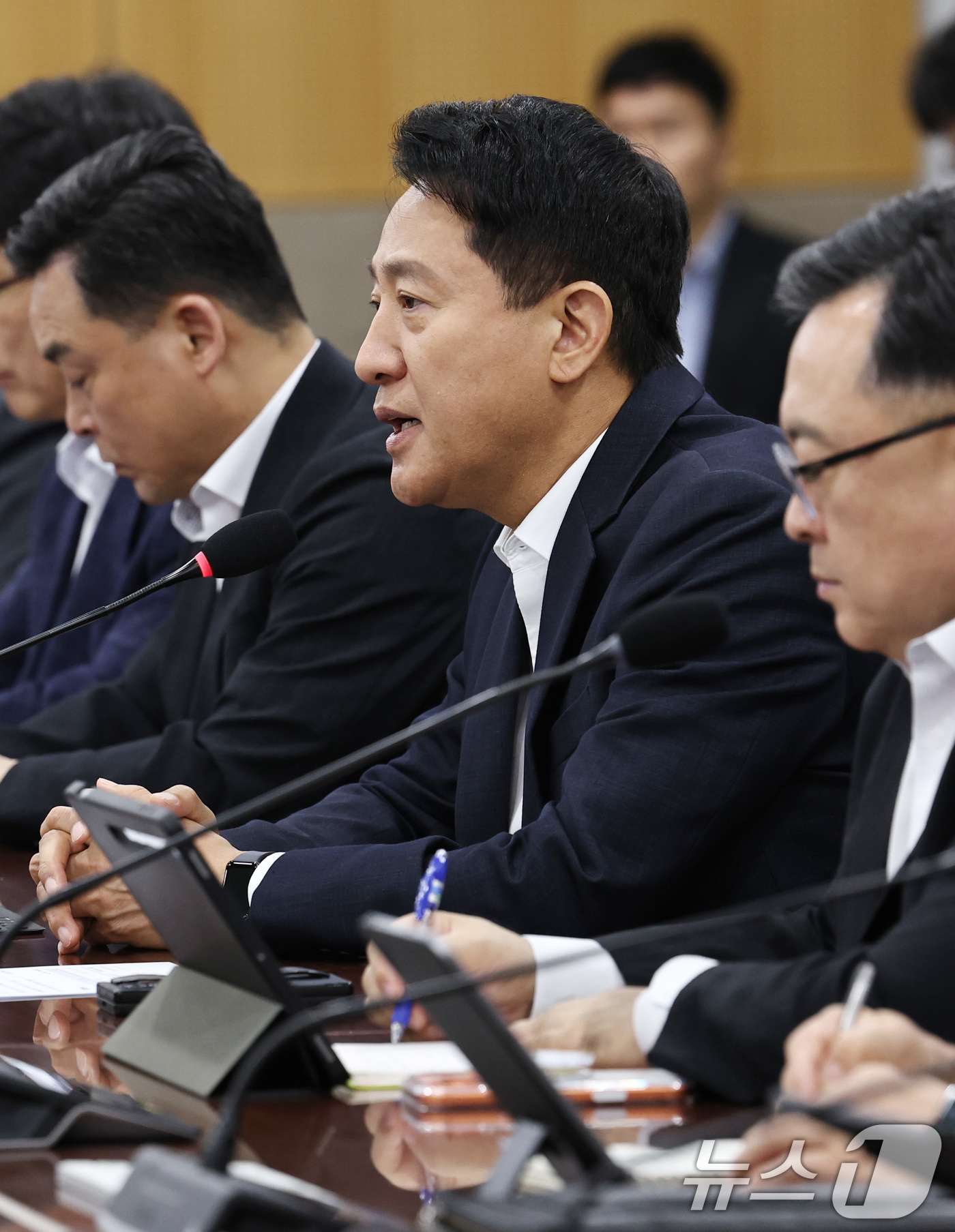 (서울=뉴스1) 구윤성 기자 = 오세훈 서울시장이 15일 서울시청에서 민선 9기 첫 정례간부회의를 주재하고 '야간경제 활성화'를 논의하고 있다.  2026.7.15/뉴스1