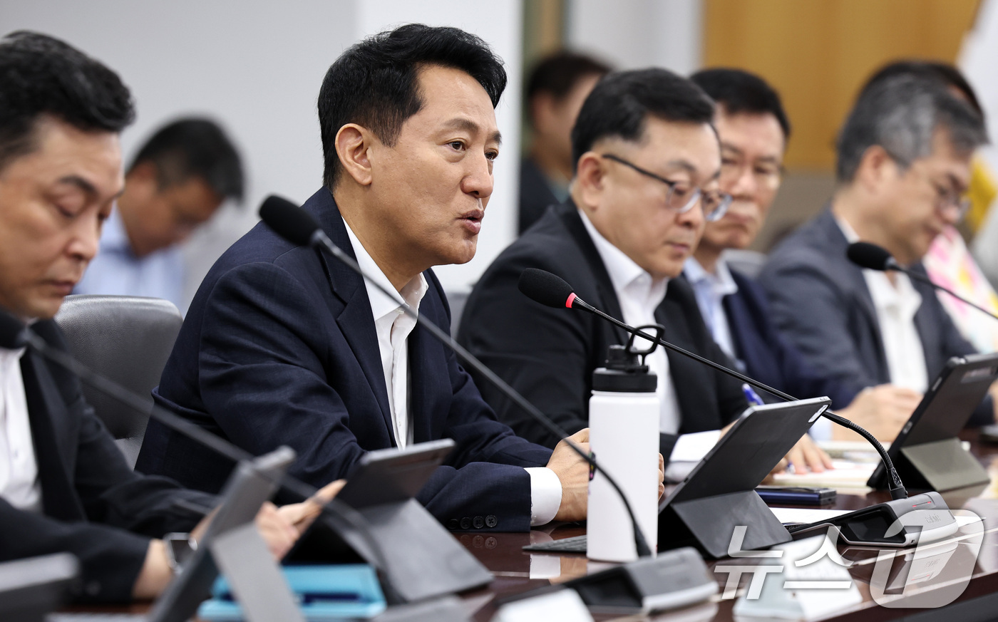 (서울=뉴스1) 구윤성 기자 = 오세훈 서울시장이 15일 서울시청에서 민선 9기 첫 정례간부회의를 주재하고 '야간경제 활성화'를 논의하고 있다.  2026.7.15/뉴스1