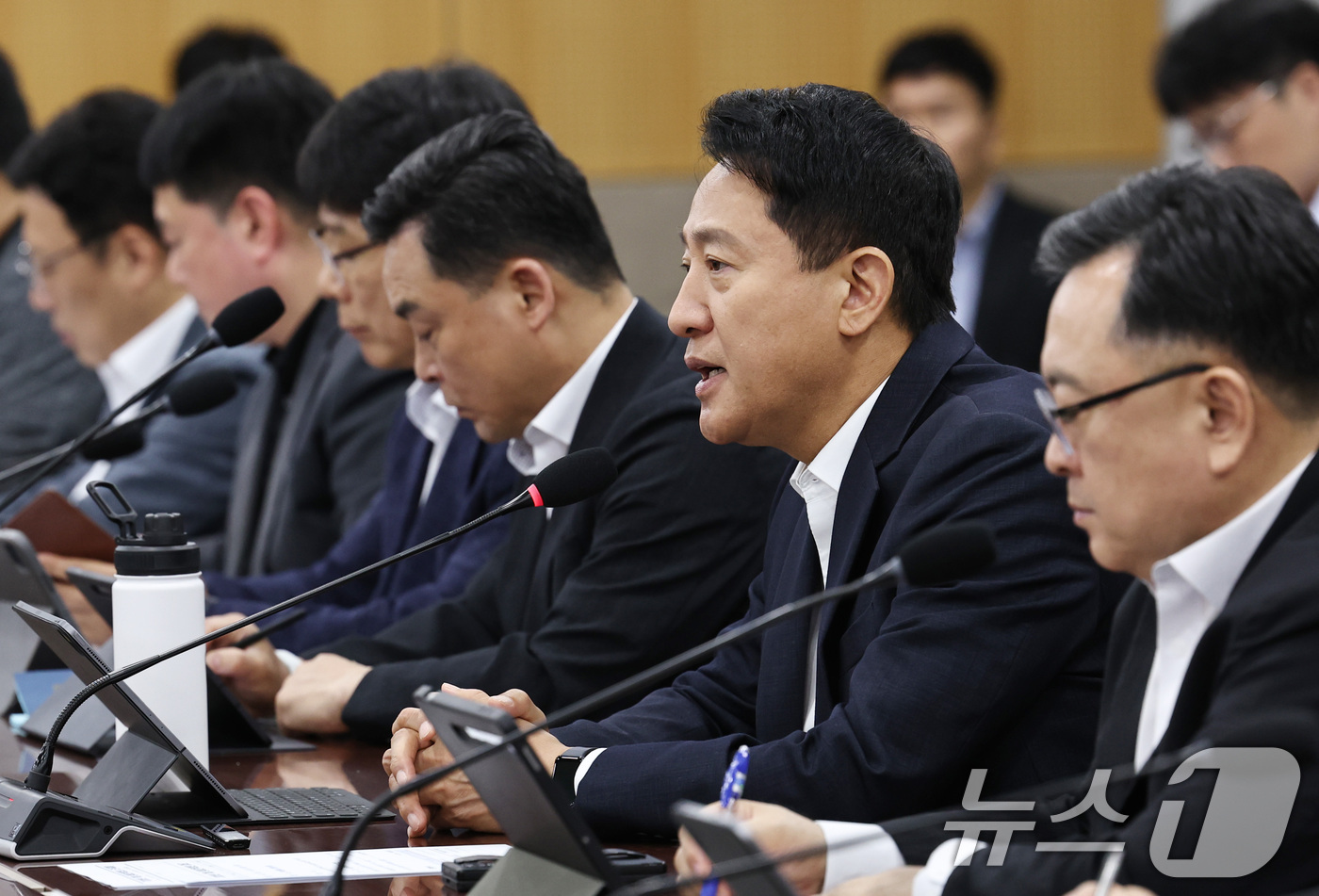 (서울=뉴스1) 구윤성 기자 = 오세훈 서울시장이 15일 서울시청에서 민선 9기 첫 정례간부회의를 주재하고 '야간경제 활성화'를 논의하고 있다.  2026.7.15/뉴스1