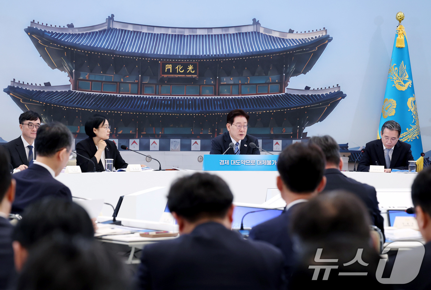 (서울=뉴스1) 허경 기자 = 이재명 대통령이 15일 청와대 영빈관에서 열린 재정경제부, 국가데이터처, 금융위원회, 기획예산처 업무보고에서 발언하고 있다. 2026.7.15/뉴스1 …