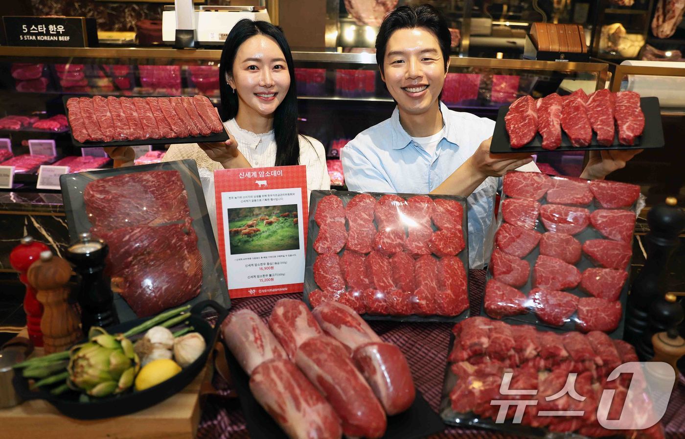 (서울=뉴스1) = 15일 서울 강남구 신세계백화점 강남점 신세계마켓에서 모델들이 '신세계 암소 데이' 행사를 소개하고 있다.신세계백화점이 한우자조금 함께 연 이번 행사는 오는 1 …