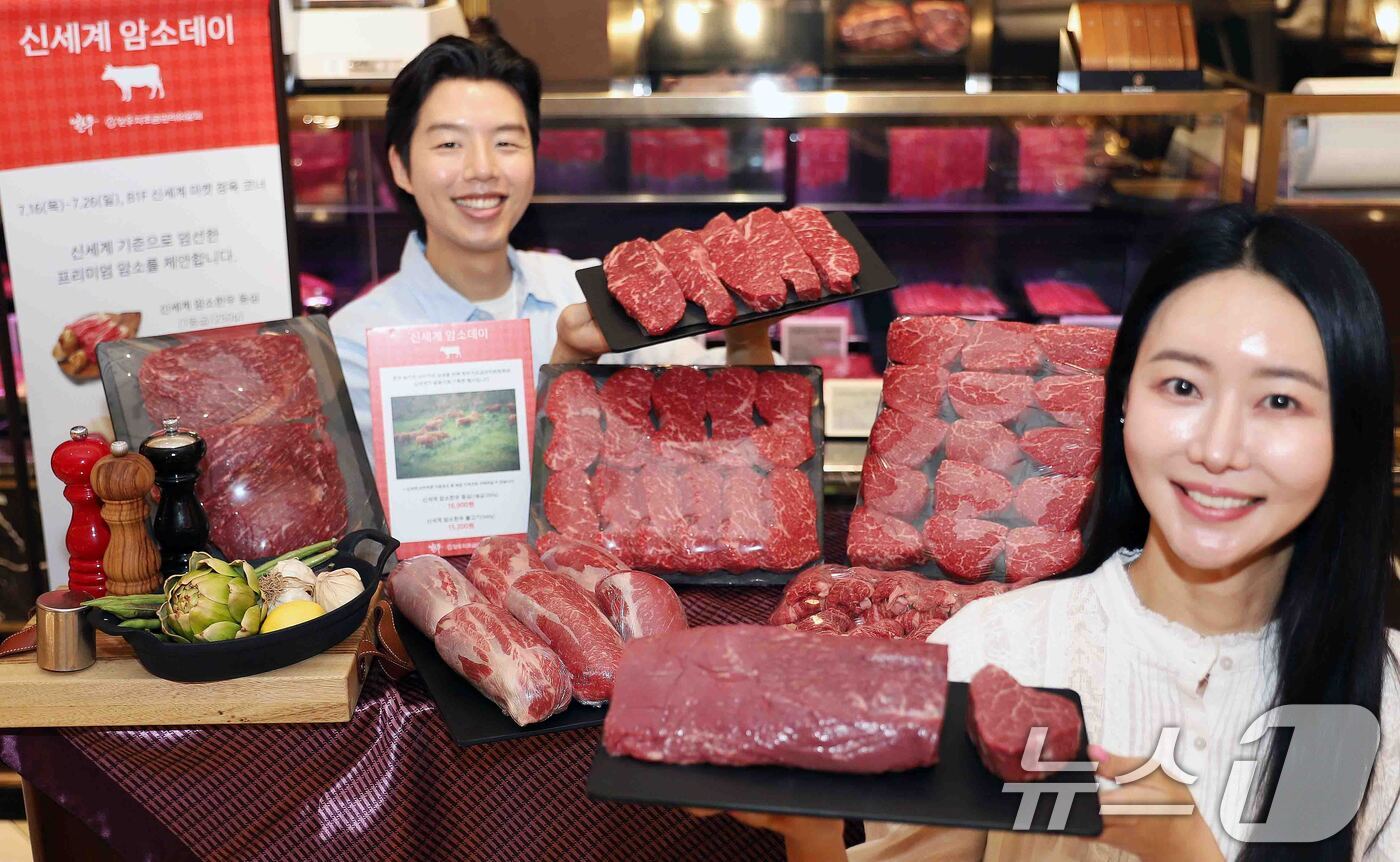 (서울=뉴스1) = 15일 서울 강남구 신세계백화점 강남점 신세계마켓에서 모델들이 '신세계 암소 데이' 행사를 소개하고 있다.신세계백화점이 한우자조금 함께 연 이번 행사는 오는 1 …
