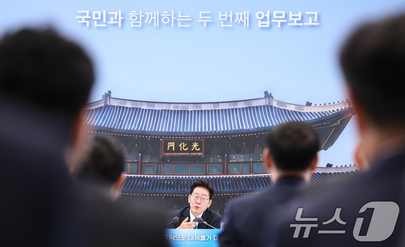 본문 이미지 - 이재명 대통령이 15일 청와대 영빈관에서 열린 재정경제부, 국가데이터처, 금융위원회, 기획예산처 업무보고에서 발언하고 있다. 2026.7.15 ⓒ 뉴스1 허경 기자