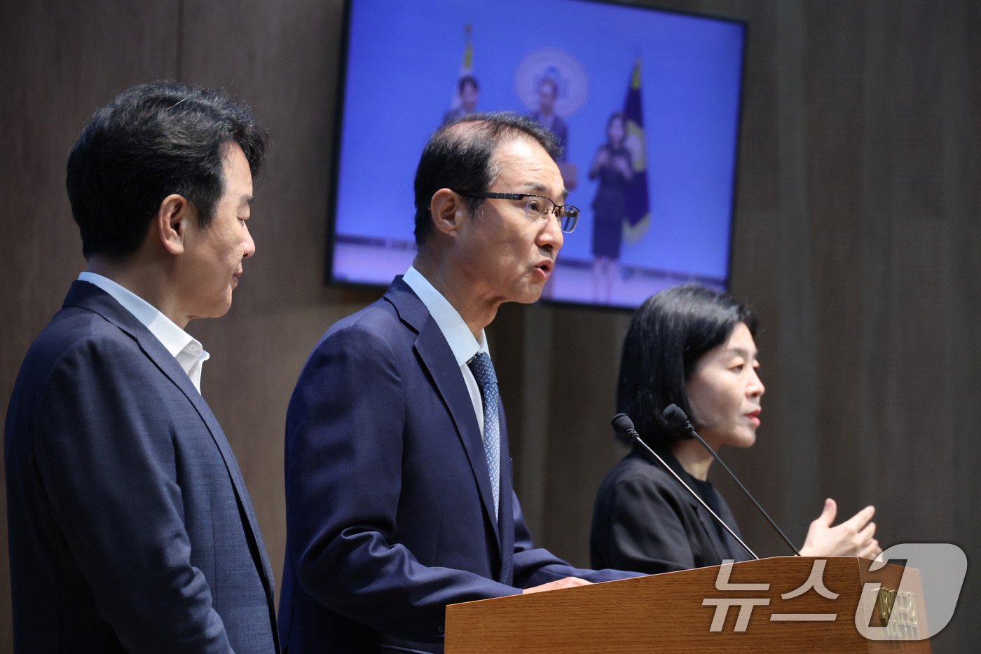 (서울=뉴스1) 신웅수 기자 = 이성만 전 더불어민주당 의원이 15일 서울 여의도 국회 소통관에서 인천시당 위원장 출마 선언 기자회견을 하고 있다. 2026.7.15/뉴스1