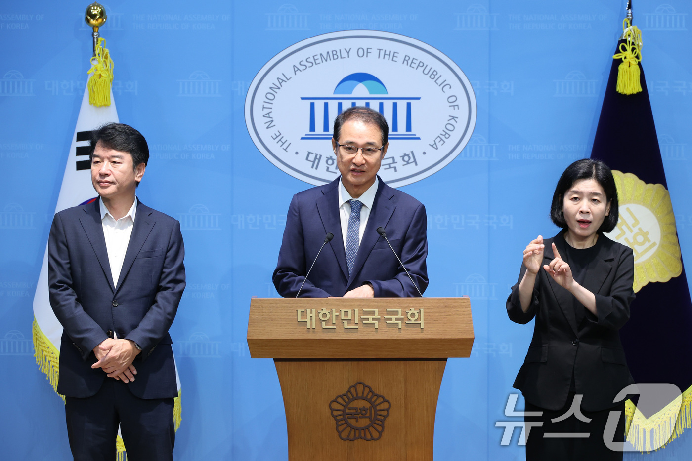 (서울=뉴스1) 신웅수 기자 = 이성만 전 더불어민주당 의원이 15일 서울 여의도 국회 소통관에서 인천시당 위원장 출마 선언 기자회견을 하고 있다. 2026.7.15/뉴스1