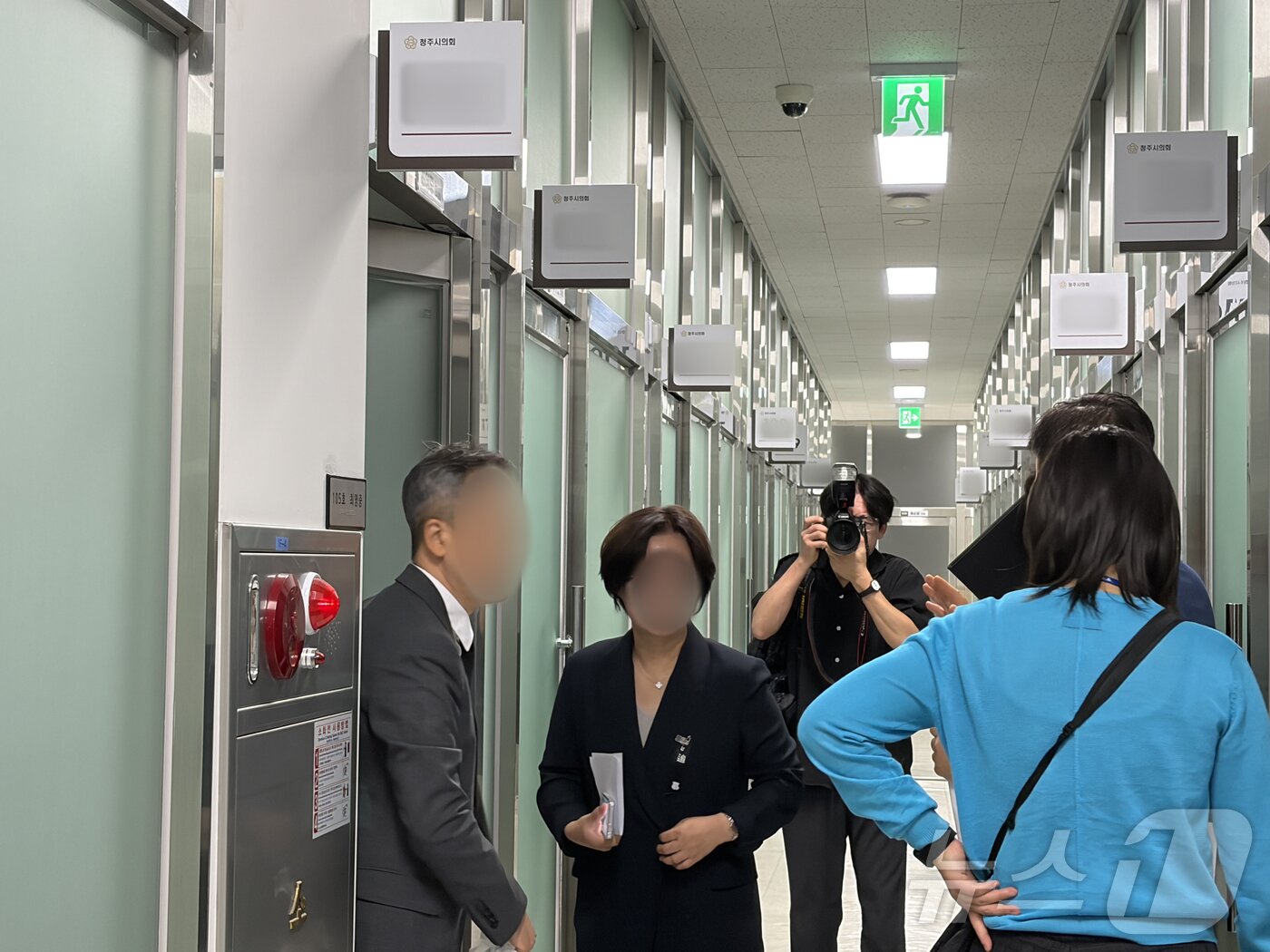 본문 이미지 - 15일 오전 경찰이 충북 청주시의회에서 아동 성매매 혐의를 받는 청주시의원의 사무실을 압수수색하고 있다. 2026.7.15 ⓒ 뉴스1 장예린 기자