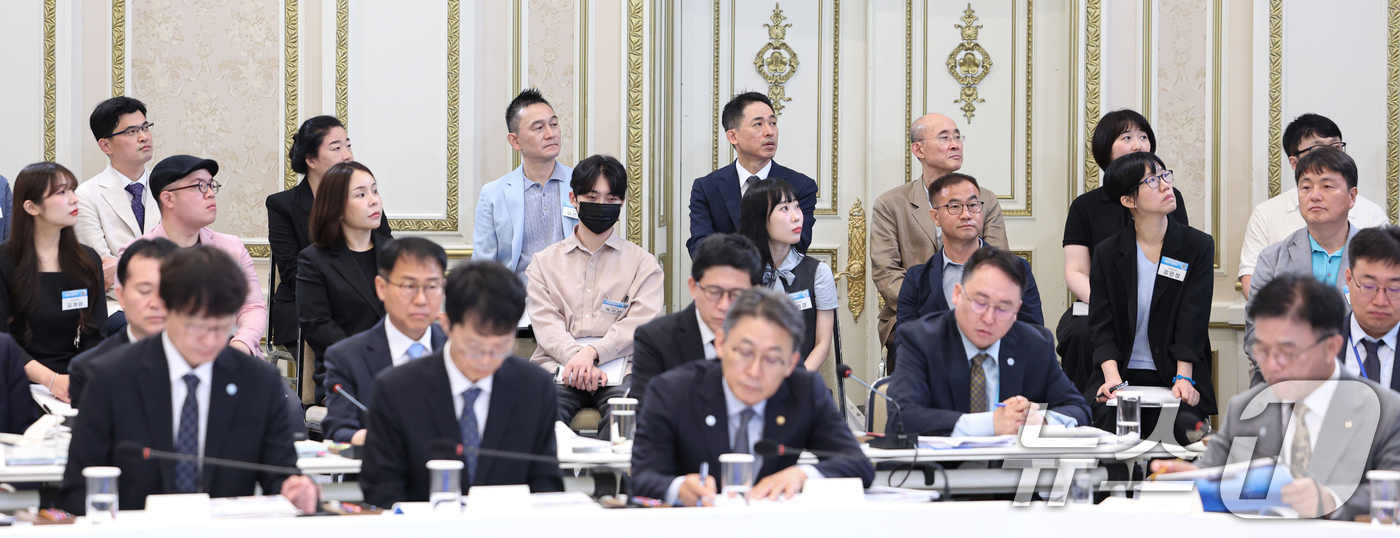 (서울=뉴스1) 허경 기자 = 15일 청와대 영빈관에서 열린 재정경제부, 국가데이터처, 금융위원회, 기획예산처 업무보고에서 국민참여단이 업무보고를 듣고 있다. 2026.7.15/뉴 …