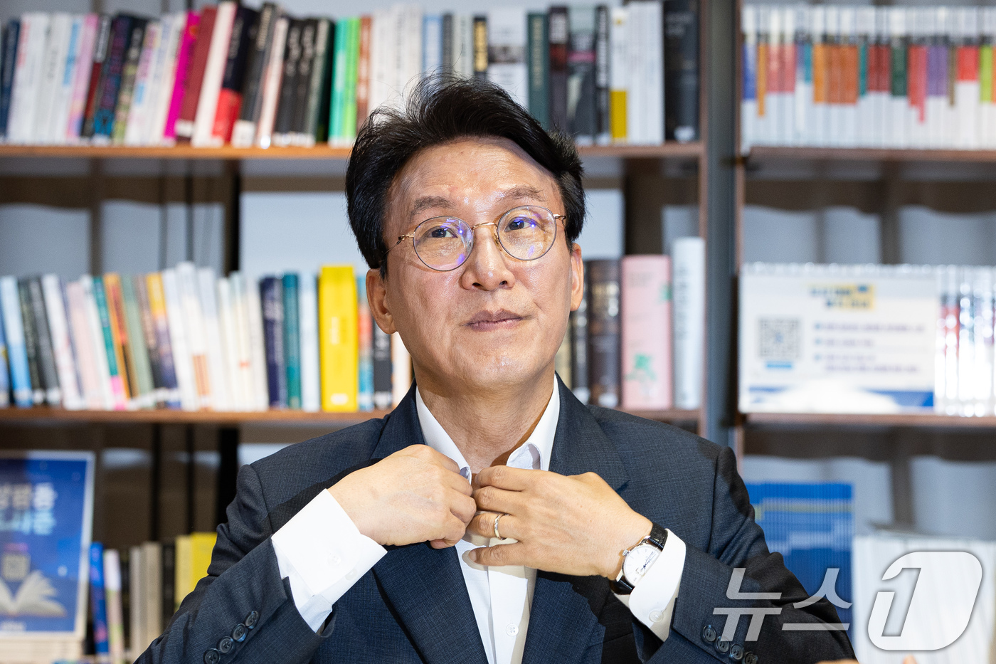 (서울=뉴스1) 유승관 기자 = 더불어민주당 당권 도전에 나선 김민석 전 총리가 15일 서울 여의도 민주당사 당원존에서 4대 혁신안 발표에 앞서 옷매무새를 고치고 있다. 2026. …
