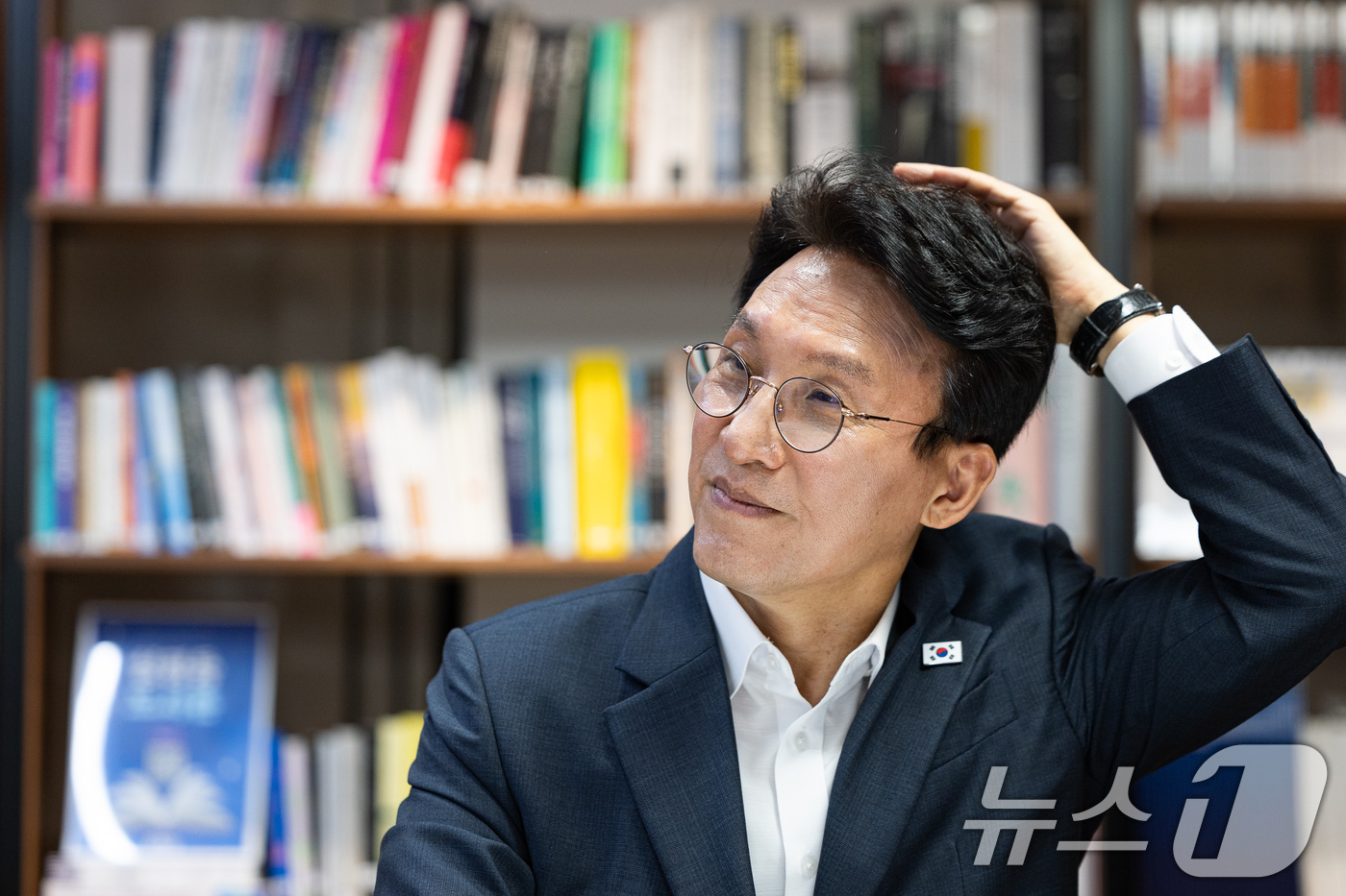 (서울=뉴스1) 유승관 기자 = 더불어민주당 당권 도전에 나선 김민석 전 총리가 15일 서울 여의도 민주당사 당원존에서 4대 혁신안 발표에 앞서 머리카락을 쓸어 넘기고 있다. 20 …