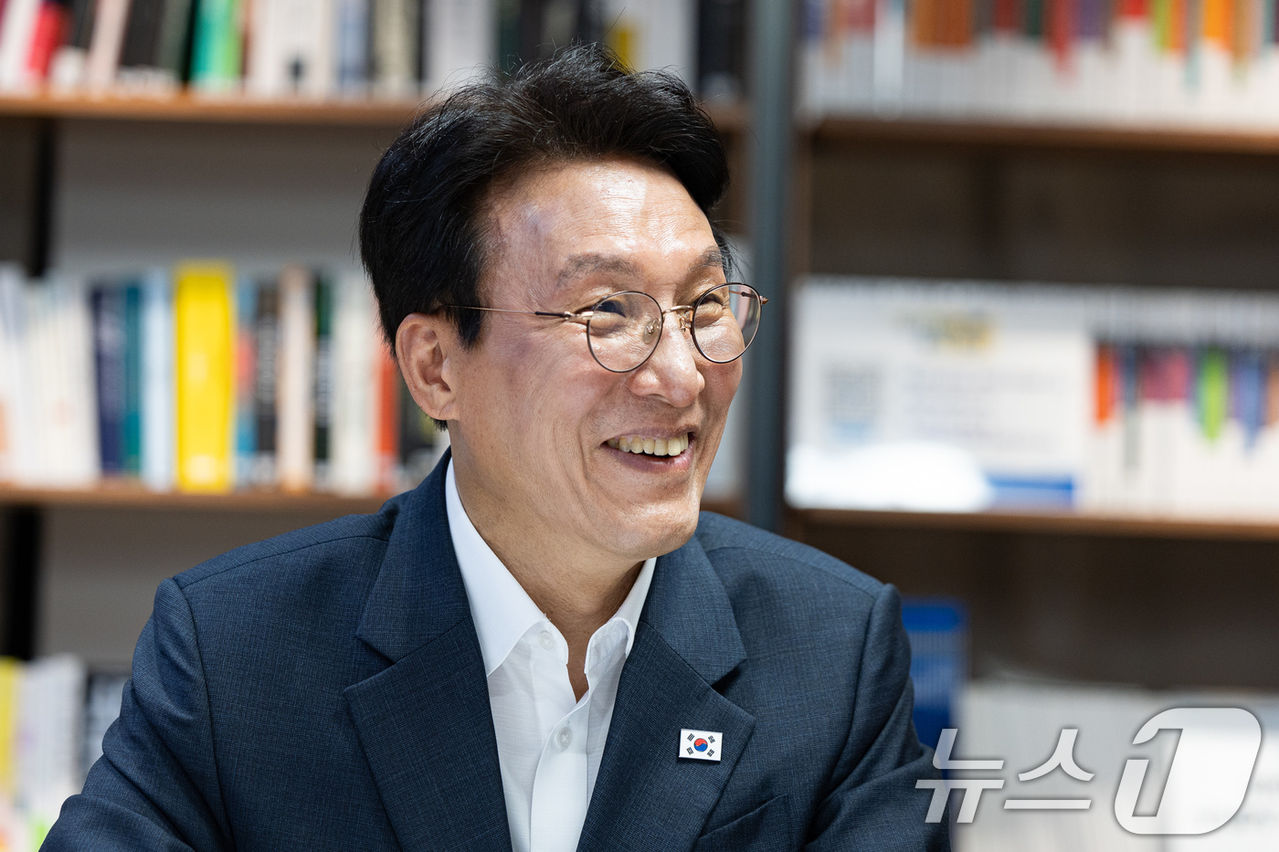 (서울=뉴스1) 유승관 기자 = 더불어민주당 당권 도전에 나선 김민석 전 총리가 15일 서울 여의도 민주당사 당원존에서 4대 혁신안 발표에 앞서 참석 의원들과 대화하고 있다. 20 …