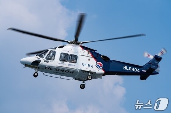 본문 이미지 - 원광대학교병원에서 운용하는 중형 닥터헬기(AW-169).(원광대병원 제공. 재판매 및 DB 금지)