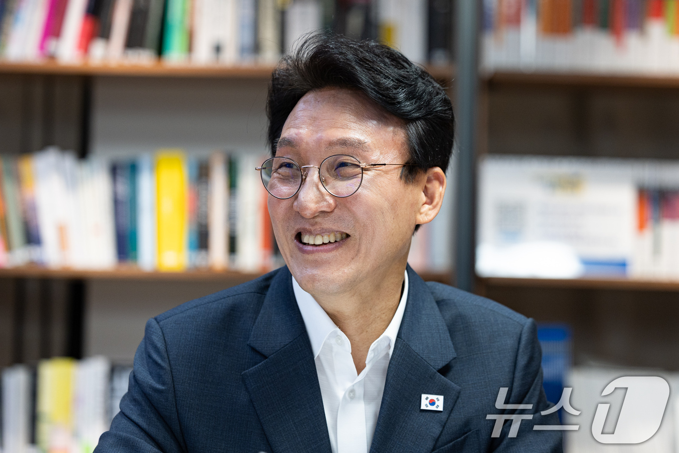 (서울=뉴스1) 유승관 기자 = 더불어민주당 당권 도전에 나선 김민석 전 총리가 15일 서울 여의도 민주당사 당원존에서 4대 혁신안 발표에 앞서 참석 의원들과 대화하고 있다. 20 …