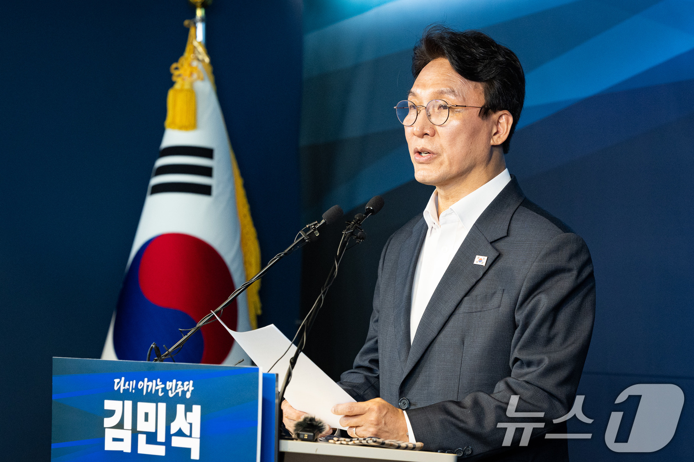 (서울=뉴스1) 유승관 기자 = 더불어민주당 당권 도전에 나선 김민석 전 총리가 15일 서울 여의도 민주당사 당원존에서 4대 혁신안을 발표하고 있다. 2026.7.15/뉴스1
