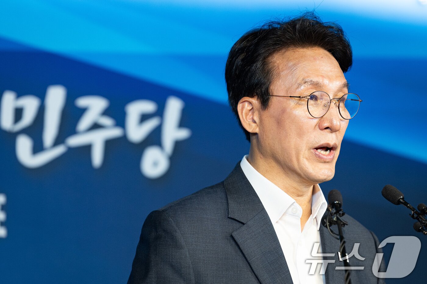 본문 이미지 - 더불어민주당 당권 도전에 나선 김민석 전 총리가 15일 서울 여의도 민주당사 당원존에서 4대 혁신안을 발표하고 있다. 2026.7.15 ⓒ 뉴스1 유승관 기자