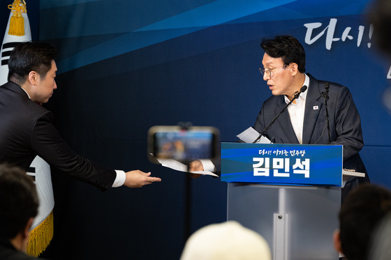수정 원고 건네 받는 김민석 전 총리