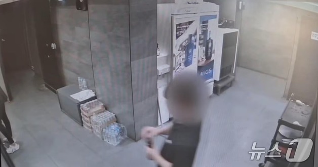 강제로 입 벌려 '가짜 양주' 콸콸…단골 죽게 한 업주들 실형