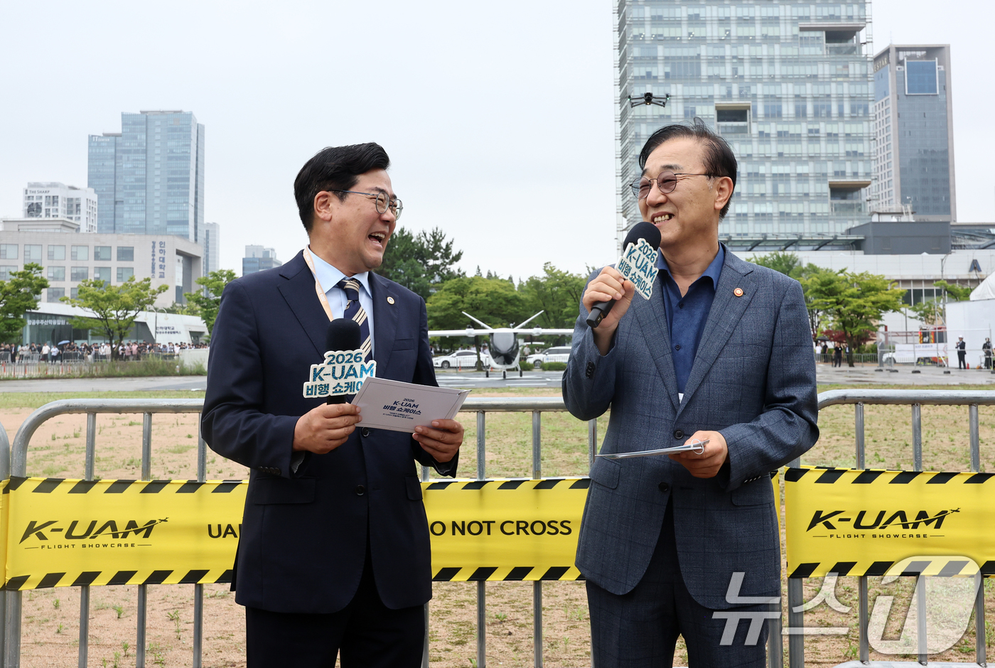 (인천=뉴스1) 최지환 기자 = 김윤덕 국토교통부 장관, 박찬대 인천광역시장이 15일 오전 인천 연수구 인천대학교 인천대학교 이노베이션센터에서 열린 UAM 비행 쇼케이스에서 대화를 …