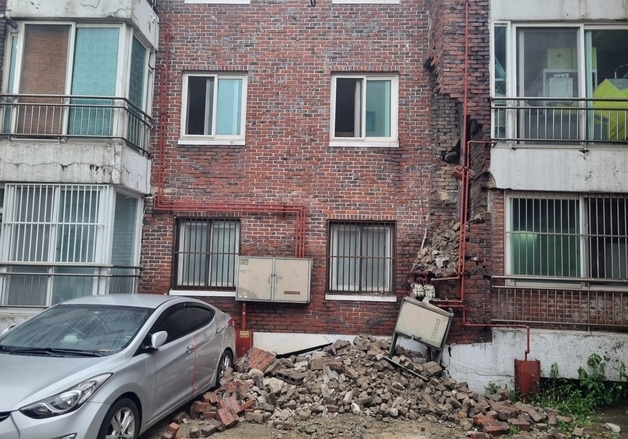 수원 다세대주택 외벽 무너져…차 2대 파손·주민 대피