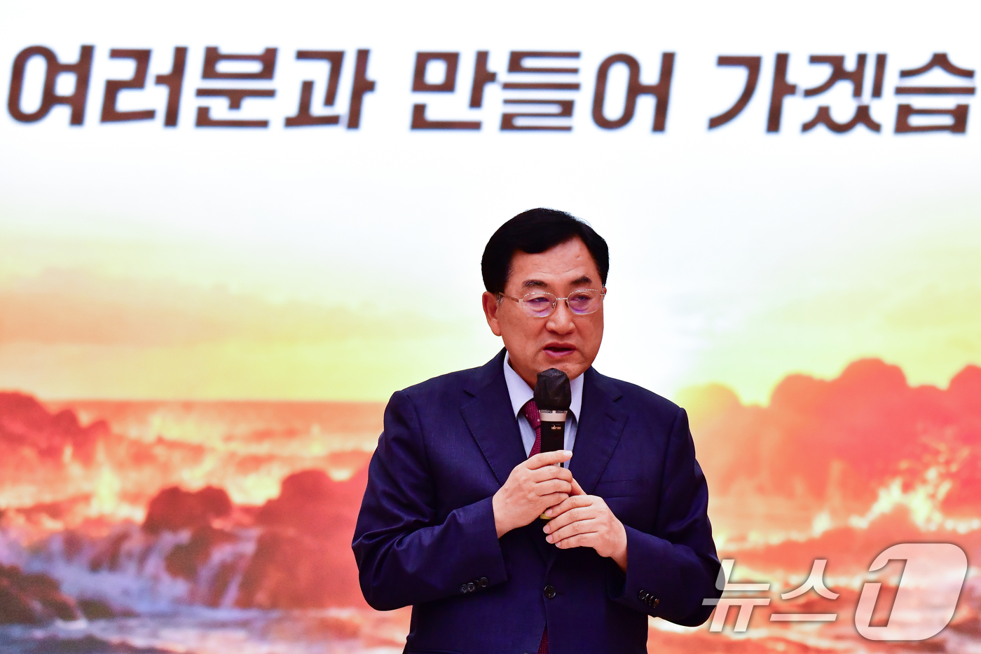 (경주=뉴스1) 최창호 기자 = 주낙영 경북 경주시장이 15일 오전 시청 알천홀에서 열린 민선 9기 첫 기자긴담회에서 시정 운영 방향 등을 발표하고 있다.  2026.7.15/뉴스 …