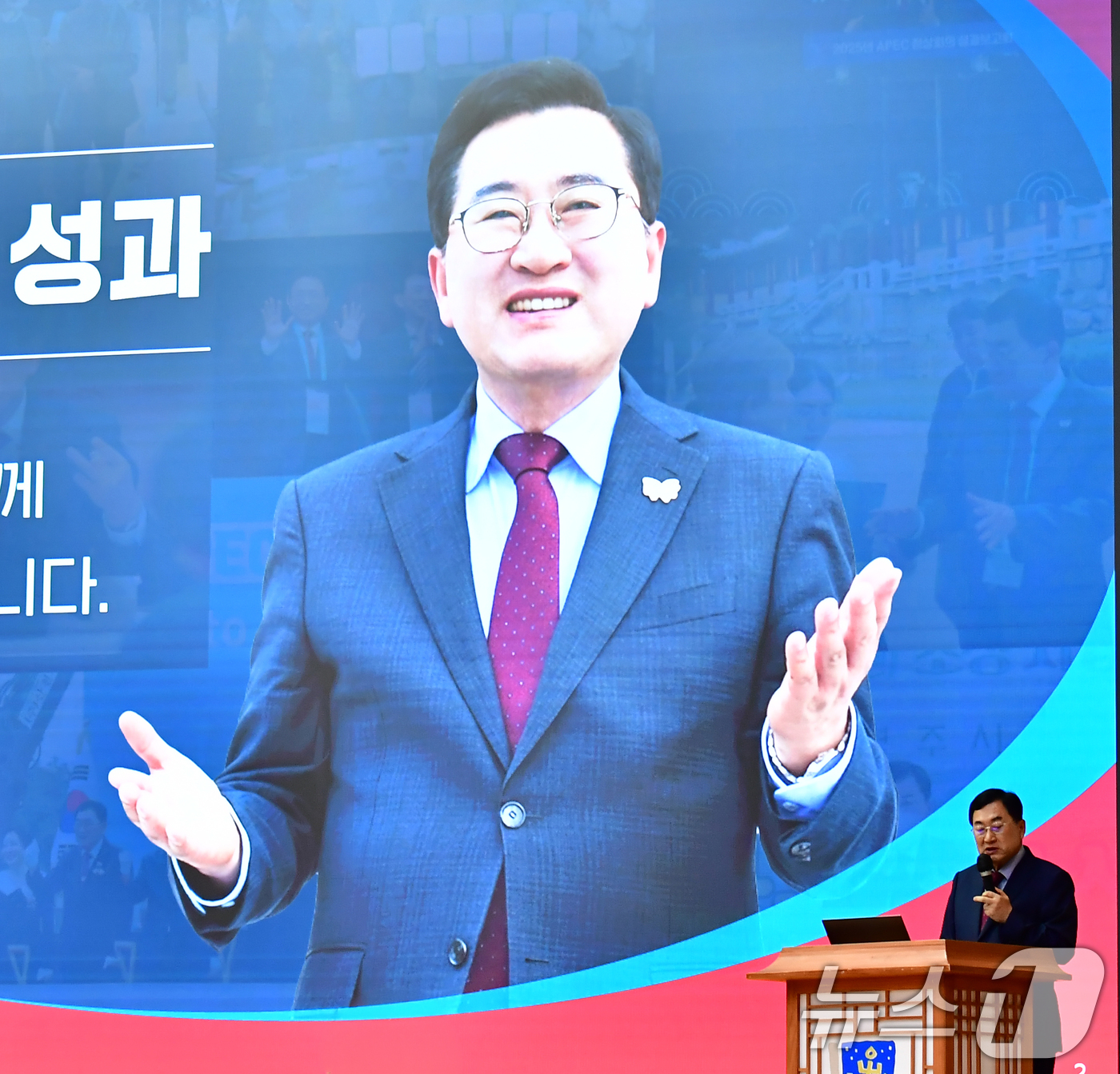 (경주=뉴스1) 최창호 기자 = 주낙영 경북 경주시장이 15일 오전 시청 알천홀에서 열린 민선 9기 첫 기자긴담회에서 시정 운영 방향 등을 발표하고 있다.  2026.7.15/뉴스 …