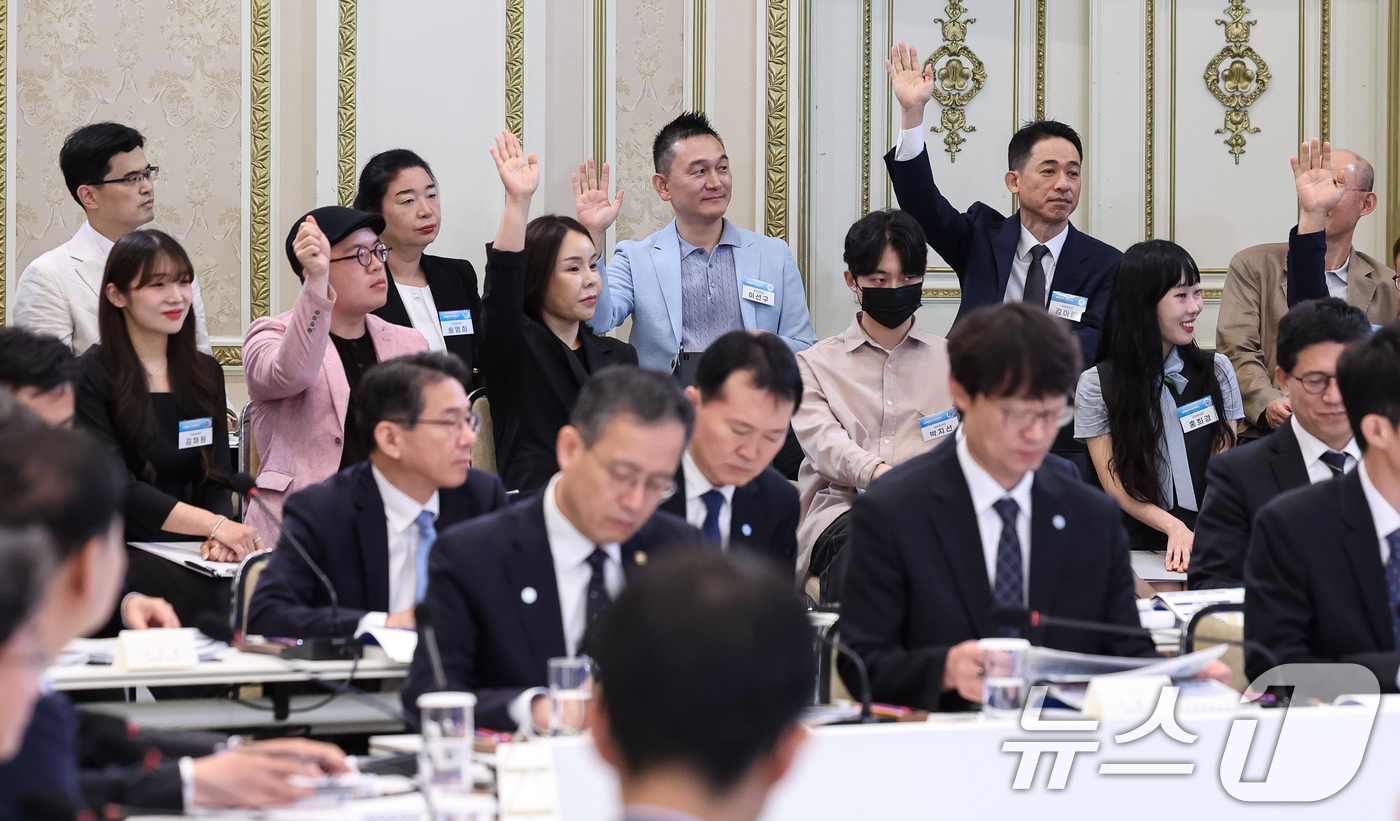 (서울=뉴스1) 허경 기자 = 15일 청와대 영빈관에서 열린 재정경제부, 국가데이터처, 금융위원회, 기획예산처 업무보고에서 국민참여단이 발언을 요청하고 있다. 2026.7.15/뉴 …