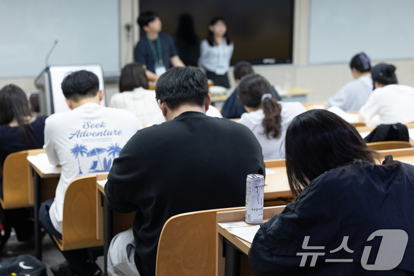 (서울=뉴스1) 안은나 기자 = 2027학년도 대학수학능력시험을 네 달여 앞둔 15일 서울 광진구 건국대학교에서 모의 논술고사를 치르는 한 수험생 자리에 에너지 음료가 놓여 있다. …