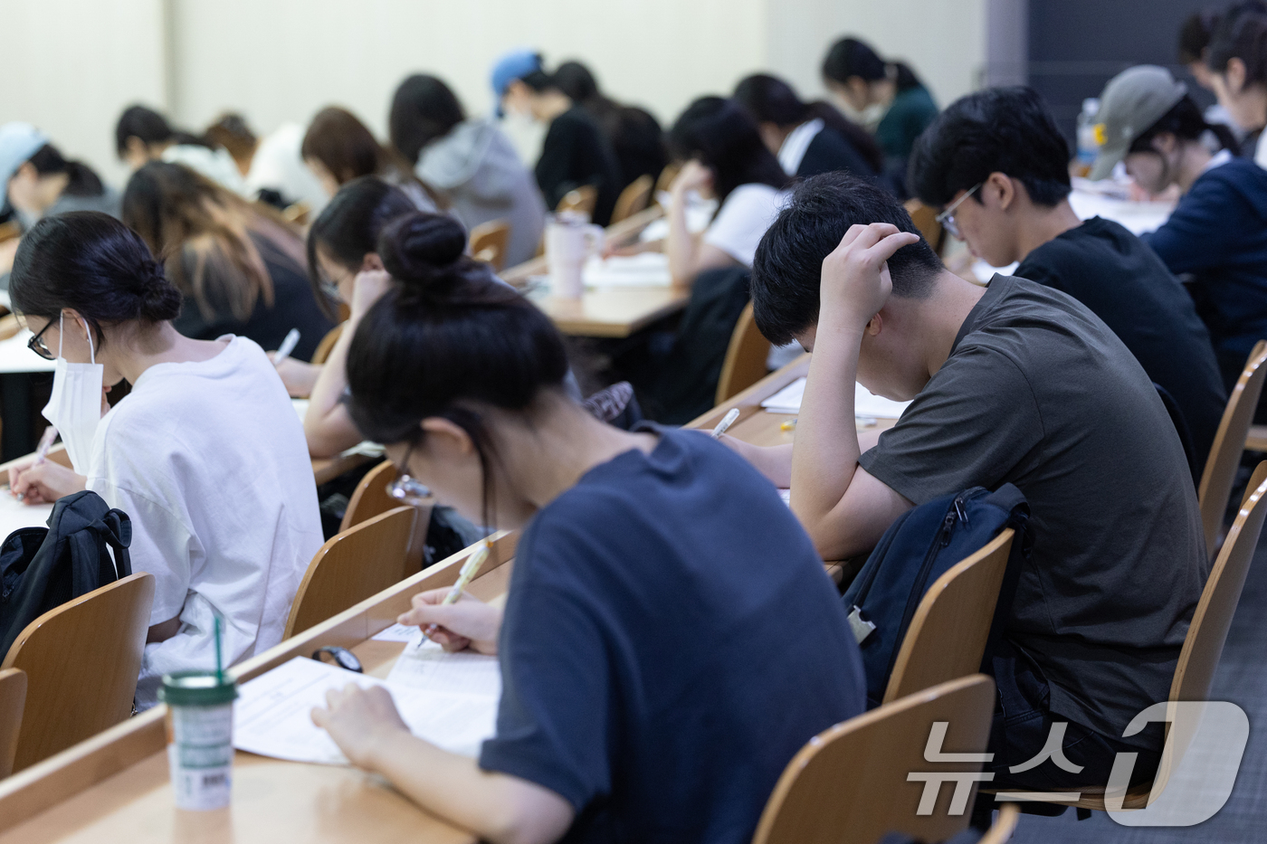 (서울=뉴스1) 안은나 기자 = 2027학년도 대학수학능력시험을 네 달여 앞둔 15일 서울 광진구 건국대학교에서 수험생들이 모의 논술고사를 치르고 있다.이날 열린 KU모의논술은 수 …