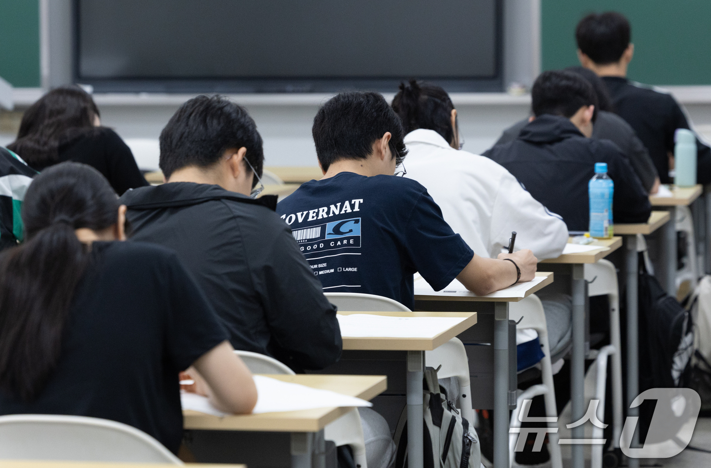 (서울=뉴스1) 안은나 기자 = 2027학년도 대학수학능력시험을 네 달여 앞둔 15일 서울 광진구 건국대학교에서 수험생들이 모의 논술고사를 치르고 있다.이날 열린 KU모의논술은 수 …