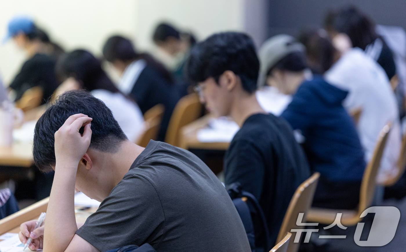 (서울=뉴스1) 안은나 기자 = 2027학년도 대학수학능력시험을 네 달여 앞둔 15일 서울 광진구 건국대학교에서 수험생들이 모의 논술고사를 치르고 있다.이날 열린 KU모의논술은 수 …