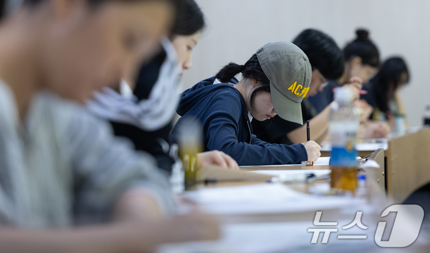 (서울=뉴스1) 안은나 기자 = 2027학년도 대학수학능력시험을 네 달여 앞둔 15일 서울 광진구 건국대학교에서 수험생들이 모의 논술고사를 치르고 있다.이날 열린 KU모의논술은 수 …